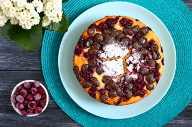 Kirazlı ve çikolatalı süzme peynirli turta. Üst görünüm