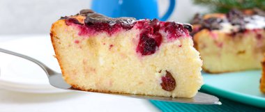 Kirazlı ve çikolatalı süzme peynirli turta. Kapat.