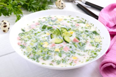 Soğuk yaz çorbası okroshka. Beyaz kasede hafif çorba..