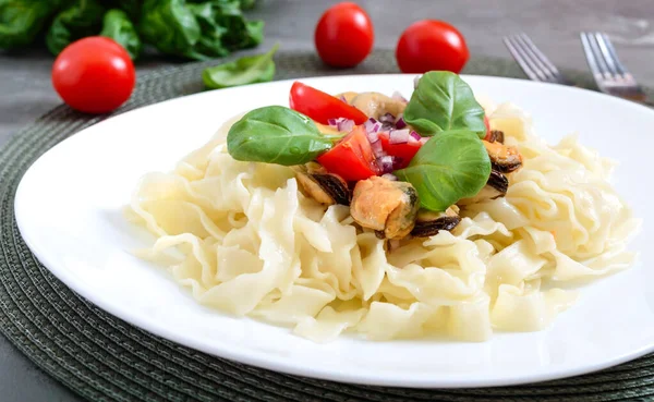 Pasta Con Mejillones Tomates Plato Blanco Sobre Fondo Madera — Foto de Stock