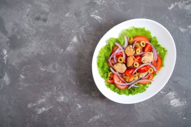 Terbiye edilmiş midye salatası, taze domates, kırmızı soğan, beyaz kasede zeytin. Üst görünüm
