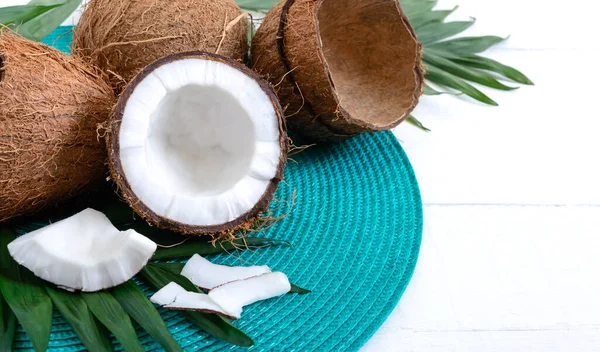 Kokosnuss Ganze Kokosnüsse Schalen Und Grüne Blätter Auf Weißem Holzgrund — Stockfoto