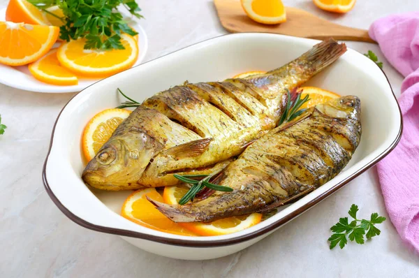 Bakad Mört Fisk Med Grönsaker Och Apelsiner Keramisk Skål Diet — Stockfoto