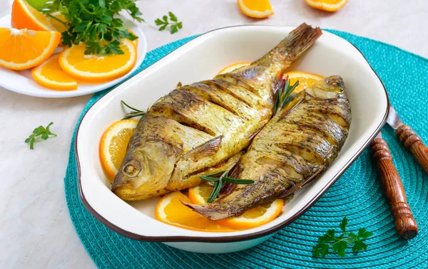 Baked Roach Fish Vegetables Oranges Ceramic Bowl Diet Menu — Stock Photo, Image