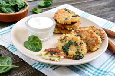 Lahana ve ıspanaklı krep. Ekşi kremalı sebze pirzolası. Diyet menüsü. Ödünç al.