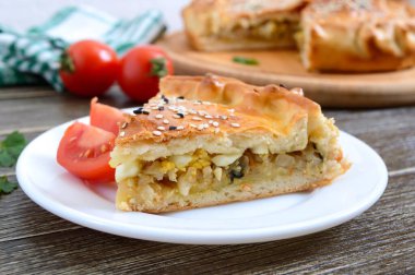 Lahana turtası. Lezzetli ev yapımı sebze turtası lahana, ıspanak, yumurta ve susam tohumlu.