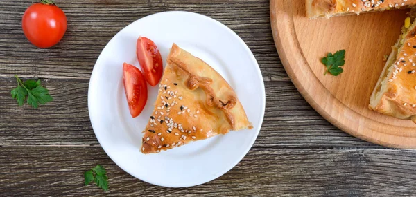 Капустный Пирог Кусок Вкусного Свежеиспеченного Домашнего Овощного Пирога Капустой Шпинатом — стоковое фото
