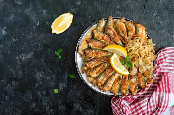 Gefrituurde Lodde Sprot Kleine Gebakken Vis Een Bord Een Zwarte — Stockfoto