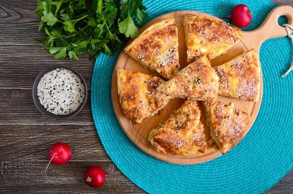 Burek Türkischer Kuchen Lavash Blätterteig Mit Käse Und Sesam Ansicht — Stockfoto