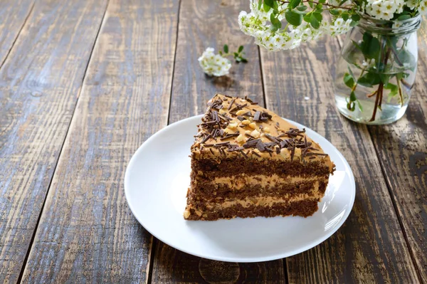 Tahta Masada Fındık Kremalı Çikolatalı Pasta Tabakta Bir Parça Kek — Stok fotoğraf