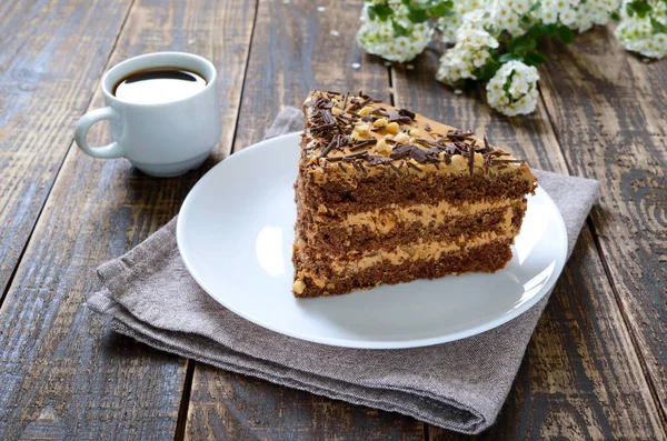 Schokoladenkuchen Mit Nusscreme Auf Einem Holztisch Ein Stück Kuchen Auf — Stockfoto