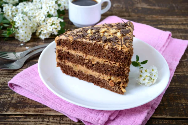 Bolo Chocolate Com Nata Noz Uma Mesa Madeira Pedaço Bolo — Fotografia de Stock