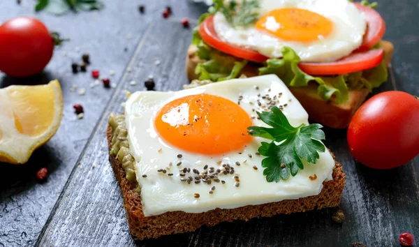 Rågbröd Med Mosad Avokado Stekt Ägg Färsk Tomat Örter Smaklig — Stockfoto