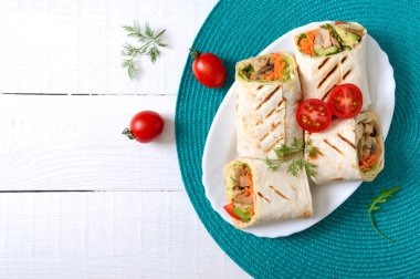 Tavuklu, mantarlı ve taze sebzeli taze tortilla. Meksika usulü tavuk. Lezzetli aperatif. Pita ekmeğinden tabaklar. Sağlıklı gıda konsepti