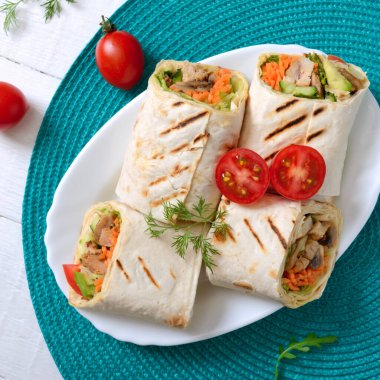Tavuklu, mantarlı ve taze sebzeli taze tortilla. Meksika usulü tavuk. Lezzetli aperatif. Pita ekmeğinden tabaklar. Sağlıklı gıda konsepti