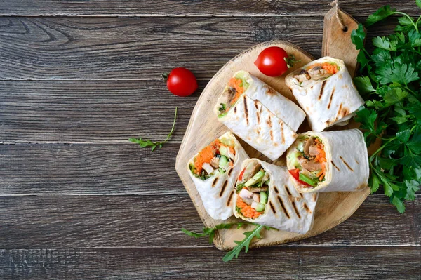 Tortilla Fresca Envuelve Con Pollo Champiñones Verduras Frescas Sobre Tabla —  Fotos de Stock