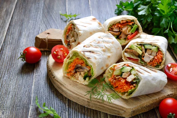 Verse Tortilla Wraps Met Kip Champignons Verse Groenten Houten Plank — Stockfoto