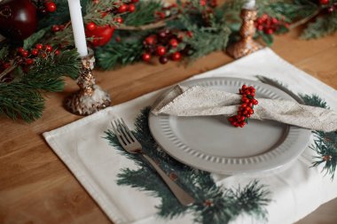 Noel yemeği için servis edilen masa.