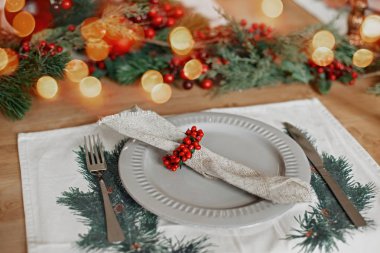 Noel yemeği için servis edilen masa.