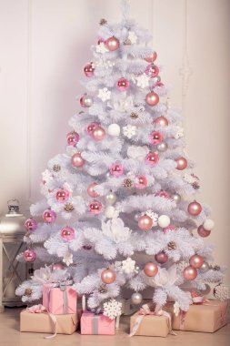 Beyaz Noel ağacı ve hediyeler. Sıcak bir yeni yıl arifesi..