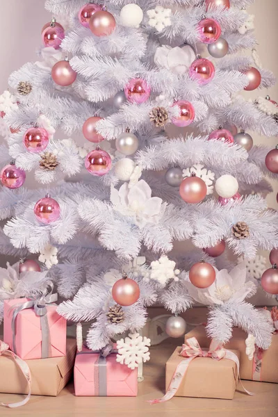 Árvore Natal Branca Presentes Aconchegante Interior Casa Ano Novo — Fotografia de Stock