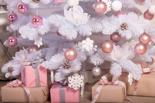 Árbol Navidad Blanco Regalos Acogedor Año Nuevo Interior Casa —  Fotos de Stock