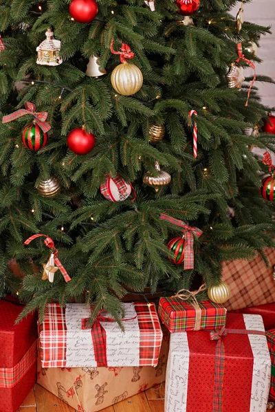 Caixas Festivas Com Presentes Sob Árvore Natal Ano Novo Decoração — Fotografia de Stock