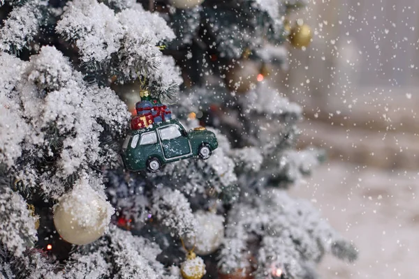 Árvore de Natal com brinquedos de férias — Fotografia de Stock