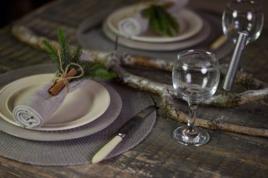 Noel yemeği için servis edilen masa.