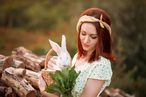 Portret dziewczynki i białego królika — Zdjęcie stockowe