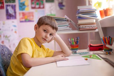 Ödev yapan çocuk. Evde öğrenme, kendini karantina konsepti. Koronavirüs salgını. Kendini izole etme, ev karantinası. Evde uzaklık öğrenimi.