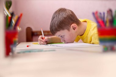 Ödev yapan çocuk. Evde öğrenme, kendini karantina konsepti. Koronavirüs salgını. Kendini izole etme, ev karantinası. Evde uzaklık öğrenimi.