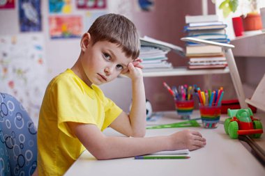 Ödev yapan çocuk. Evde öğrenme, kendini karantina konsepti. Koronavirüs salgını. Kendini izole etme, ev karantinası. Evde uzaklık öğrenimi.