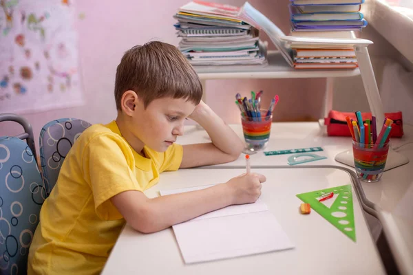 Enfant Qui Fait Ses Devoirs Apprendre Maison Concept Auto Quarantaine — Photo