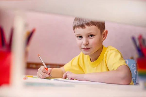 Joyeux Enfant Faisant Ses Devoirs Avec Des Livres Des Manuels — Photo