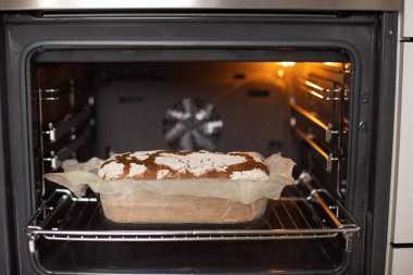 Mutfaktaki fırında güzel kokulu ve çıtır çıtır ekmek. Mayasız ev yapımı taze ekmek..