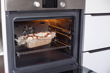 Mutfaktaki fırında güzel kokulu ve çıtır çıtır ekmek. Mayasız ev yapımı taze ekmek..