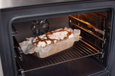 Mutfaktaki fırında güzel kokulu ve çıtır çıtır ekmek. Mayasız ev yapımı taze ekmek..