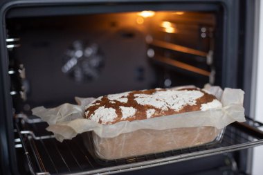 Mutfaktaki fırında güzel kokulu ve çıtır çıtır ekmek. Mayasız ev yapımı taze ekmek..