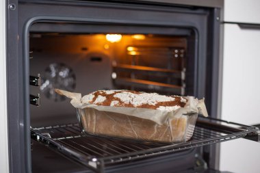 Mutfaktaki fırında güzel kokulu ve çıtır çıtır ekmek. Mayasız ev yapımı taze ekmek..