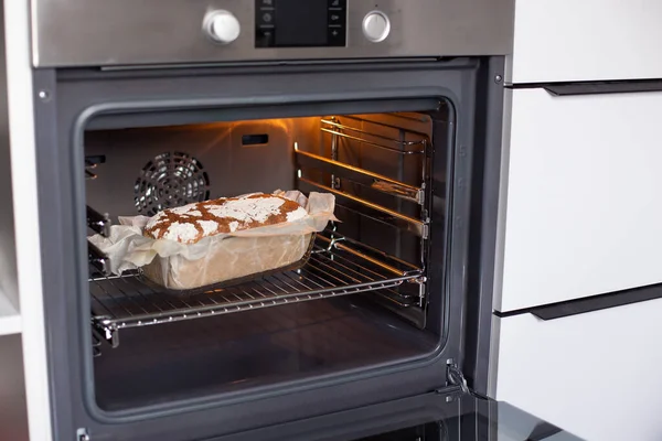 Mutfaktaki fırında güzel kokulu ve çıtır çıtır ekmek. Mayasız ev yapımı taze ekmek..