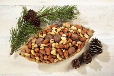 cesto con frutta secca