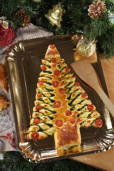 Albero di pasta sfoglia natalizio