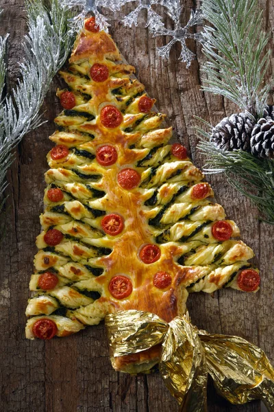 Albero di pasta sfoglia natalizio