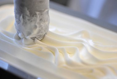 riempimento di una vaschetta di gelato
