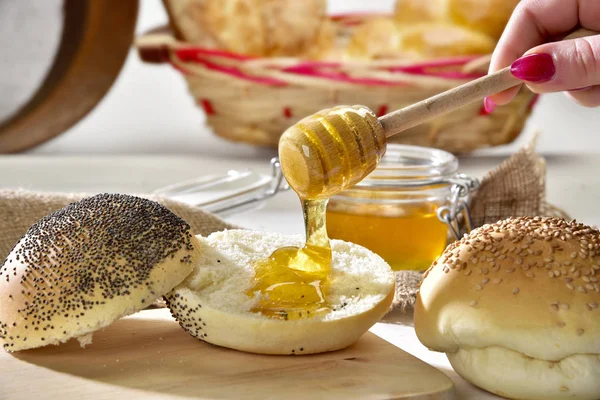 Miele e pane per colazione — Stockfoto