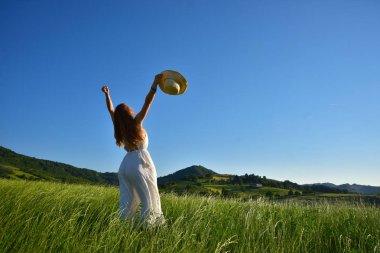 Ragazza felice in un campo