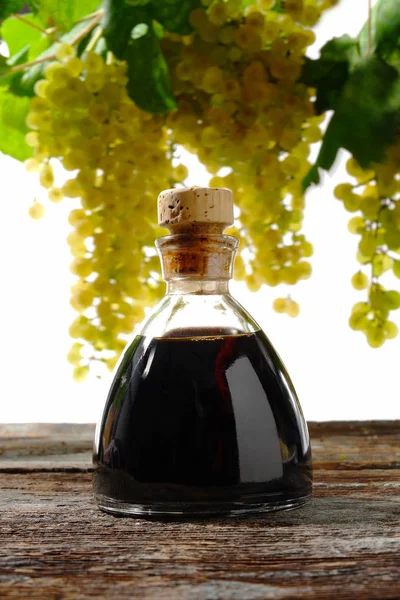 Aceto Balsamico e uva bianca — Stockfoto