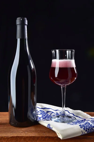 Vino, bicchiere e bottiglia — Fotografia de Stock