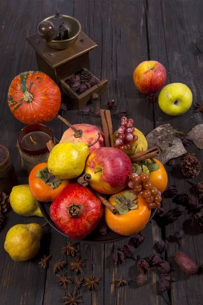 Frutta antunnale con ambientazione rustica — Stock Photo, Image